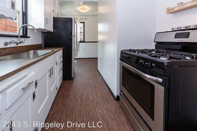 Building Photo - 2243 S Ridgeley Dr
