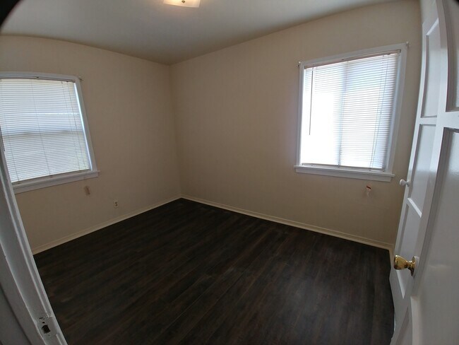 Building Photo - 418 E Freeland St