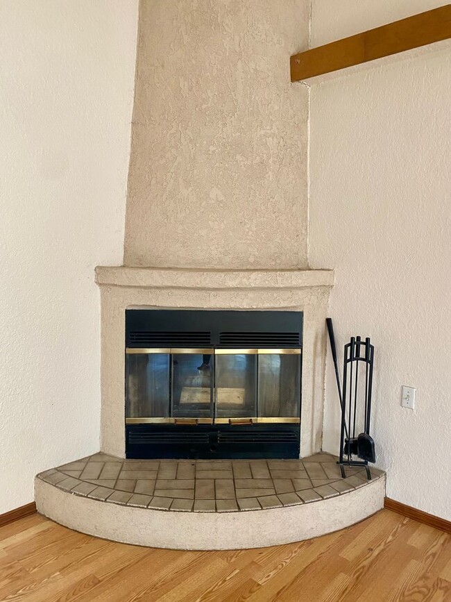 Building Photo - 2032 Camelot Dr