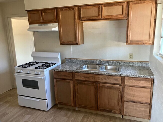 Building Photo - Move in ready home! HUD Approved