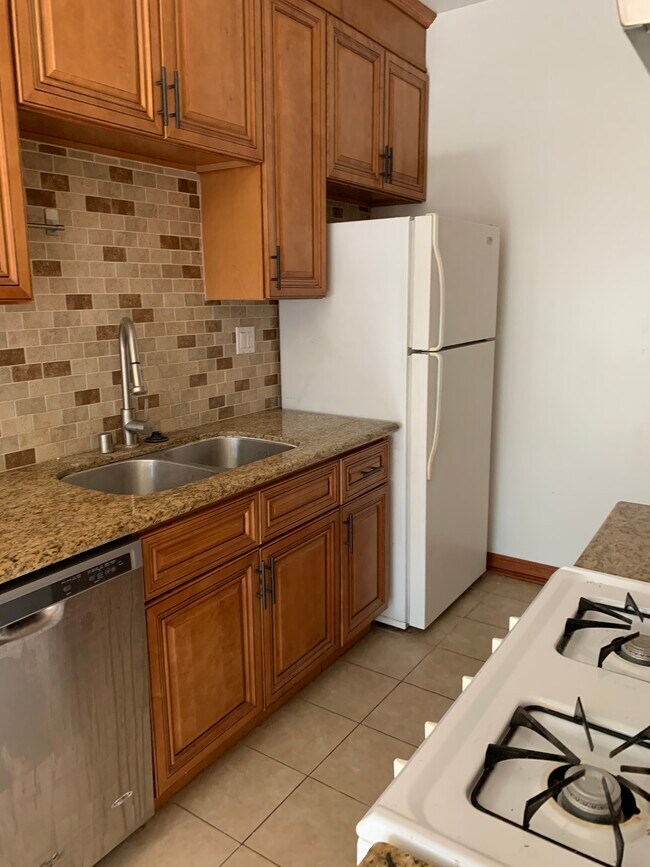 Kitchen - 7551 Oakwood Ave