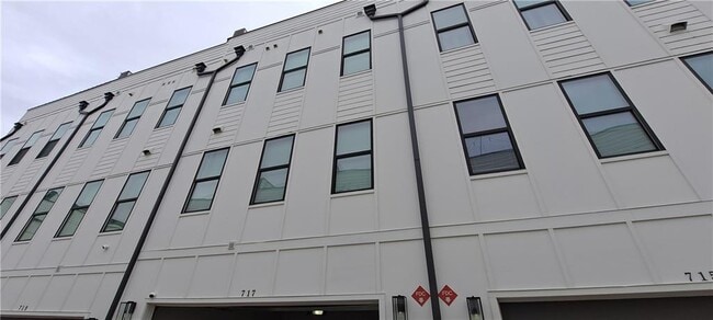 Foto del edificio - 717 Katherine Johnson Ln