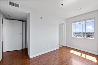2BD, 2BA - 900SF - Primary Bedroom - Hoover Hilltop