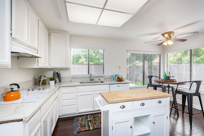 Building Photo - Pocket 3 Bedroom plus Den 2 Bath Home
