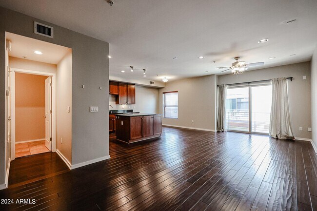 Foto del edificio - 526 W 1st St