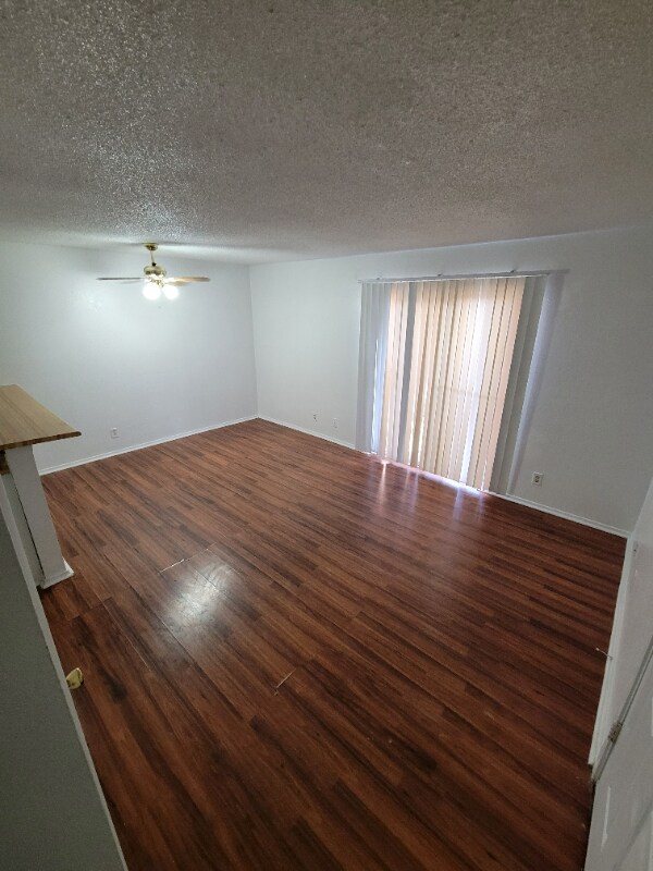 Foto del edificio - 203 Sprucewood Ln