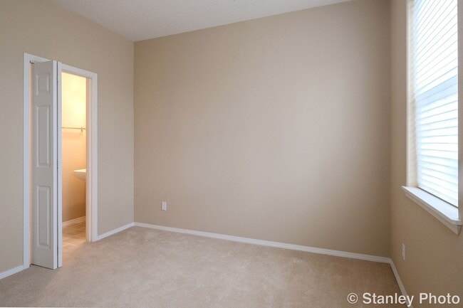 Building Photo - Sophisticated 2 Bedroom, 4 Bathroom Townhome in Orenco Gardens.