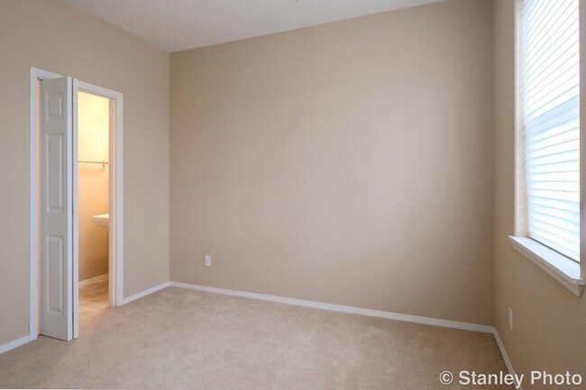 Foto del edificio - Sophisticated 2 Bedroom, 4 Bathroom Townhome in Orenco Gardens.