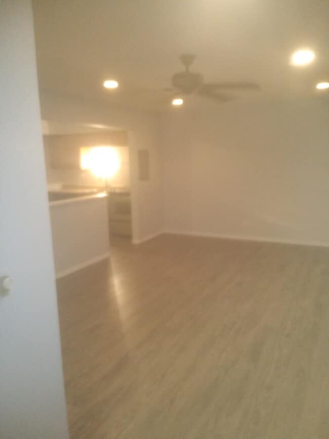Building Photo - 320 N Pine Ave