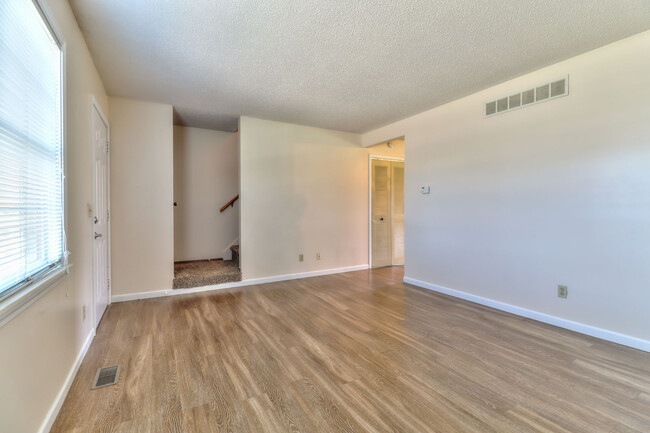 Building Photo - 1003 S Smith Rd
