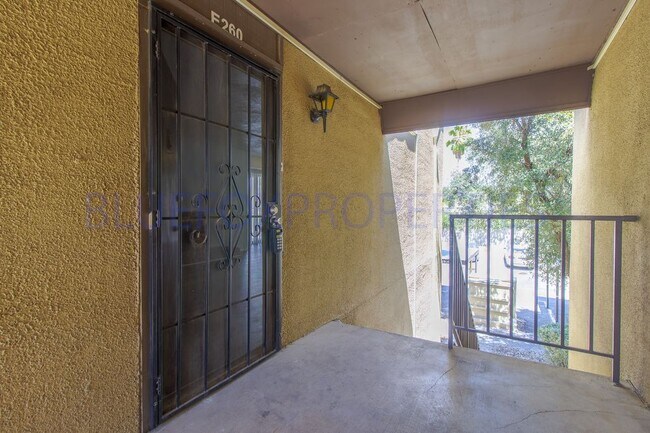 Foto del edificio - 2 Bed Upstairs East Side Apartment