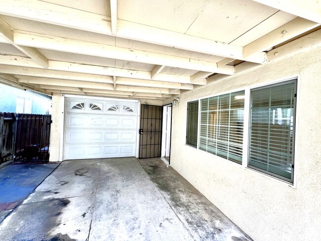 Building Photo - Cozy 2 Bedroom, 1 Bath Single Family Resid...