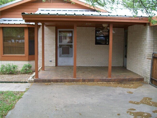Foto del edificio - 310 E Cedar St
