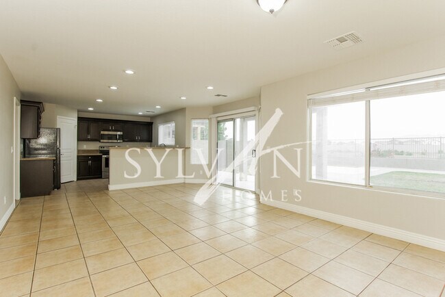 Foto del edificio - The living is easy in this lovely 4 bedroom