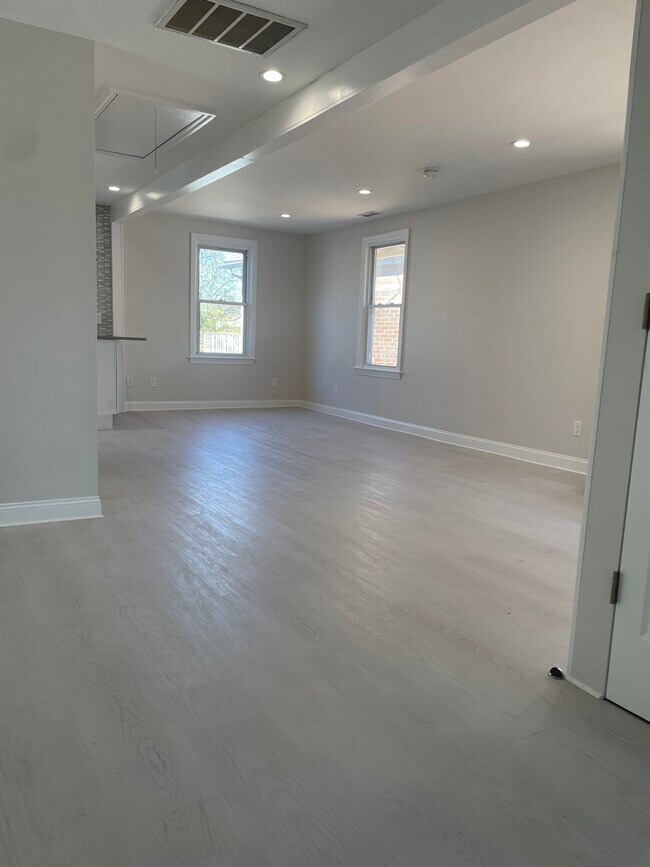 Building Photo - 128 River Rd Ext