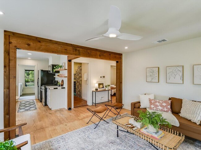 Foto del edificio - 807 W Live Oak St