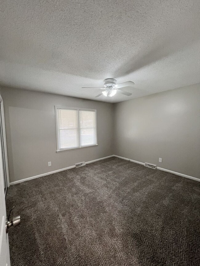 Building Photo - SEE IT NOW: Beautiful 2-Bedroom Home in Lo...