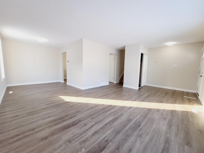 Building Photo - 14612-14662 62 St NW