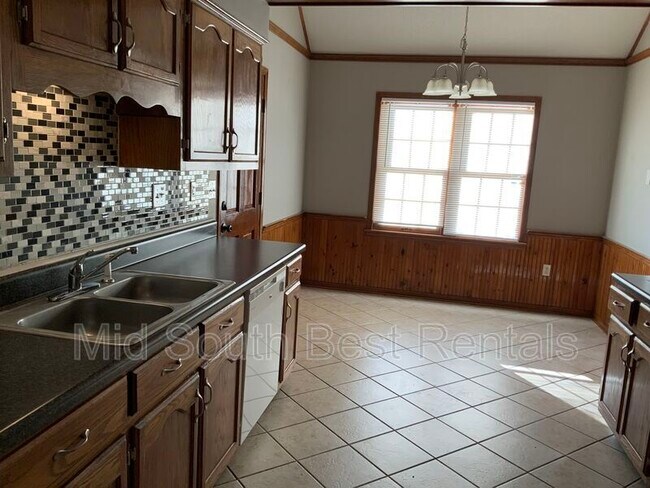 Building Photo - 5095 Barkshire Dr