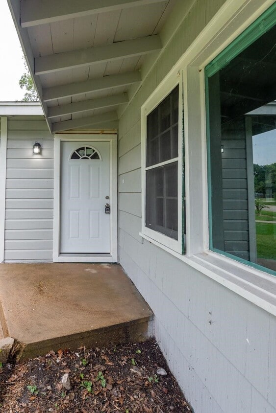 Building Photo - 1702 W Crockett St