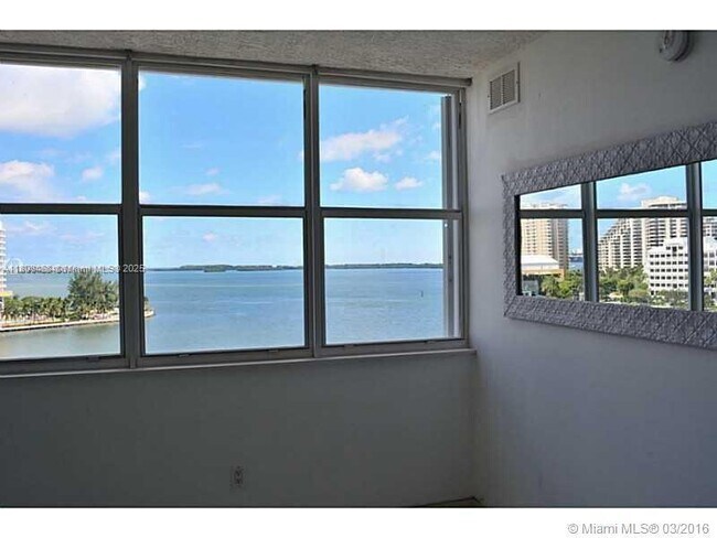Foto del edificio - 905 Brickell Bay Dr
