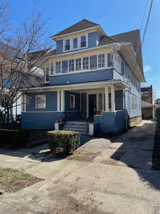 Front - 581 Beechwood Ave