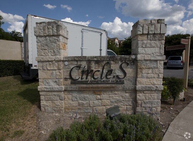Circle S Apartments Austin Tx Apartments Com