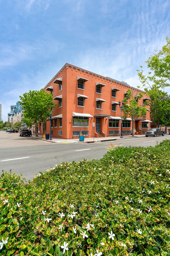 Building Photo - 448 W Market St