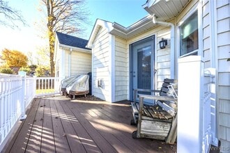 Building Photo - 105 Pine St