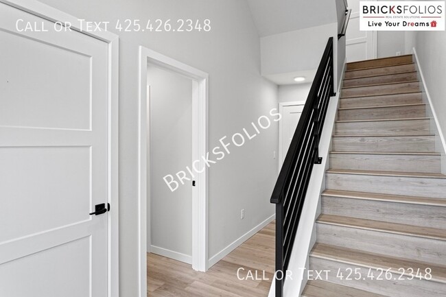 Building Photo - Experience Luxury Living in Renton, WA!
