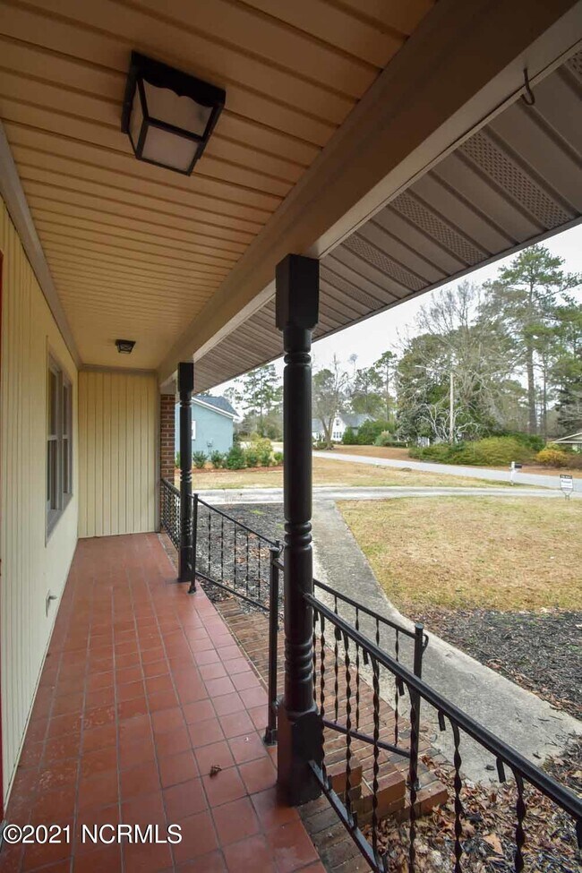 Building Photo - 304 Scottish Ct