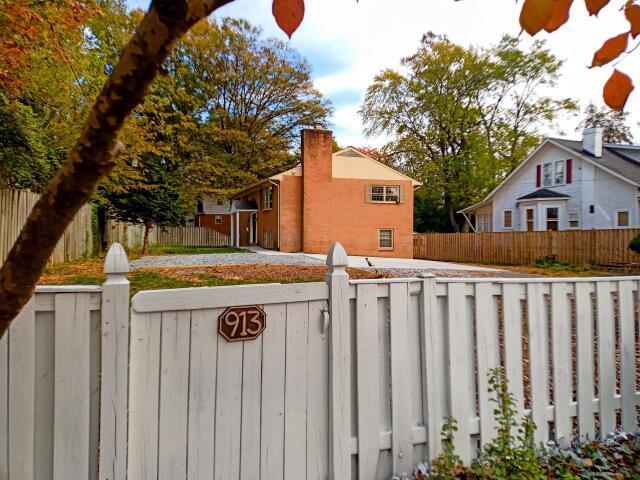 Primary Photo - 913 N Harrison St