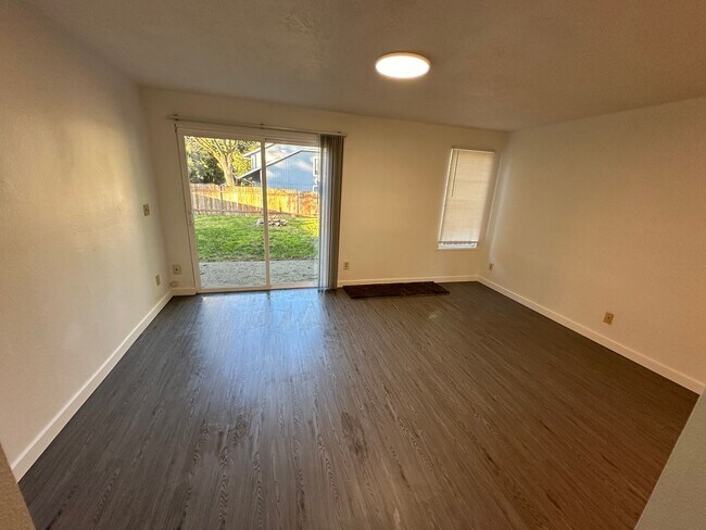 Foto del edificio - 804814-814 SE Cochran Dr