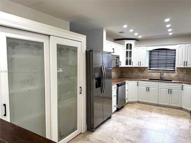 Foto del edificio - 8320 NW 180th St