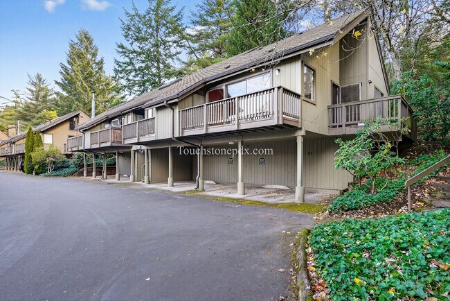Foto del edificio - Cozy 1BD/1BA Condo in Portland’s West Hills w/ Carport & Private Balcony