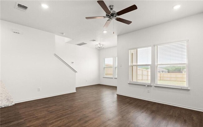 Building Photo - 3 bedroom 2.5 bathroom townhome!