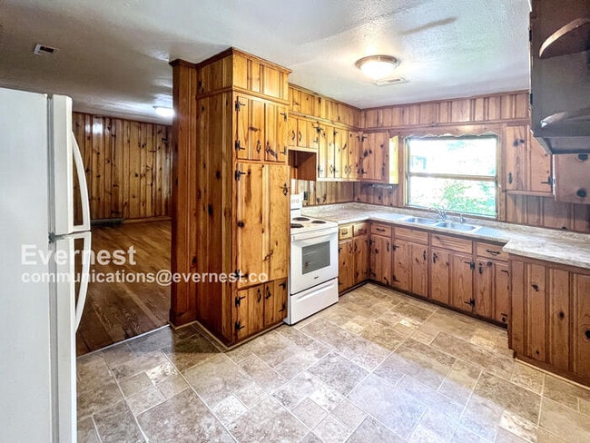 Building Photo - 306 N Circle Dr