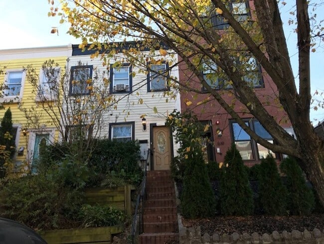 2 Bed 2.5 Bath row house located just a short distance from RFK stadium in NE Washington, DC. - 2 Bed 2.5 Bath row house located just a short distance from RFK stadium in NE Washington, DC.