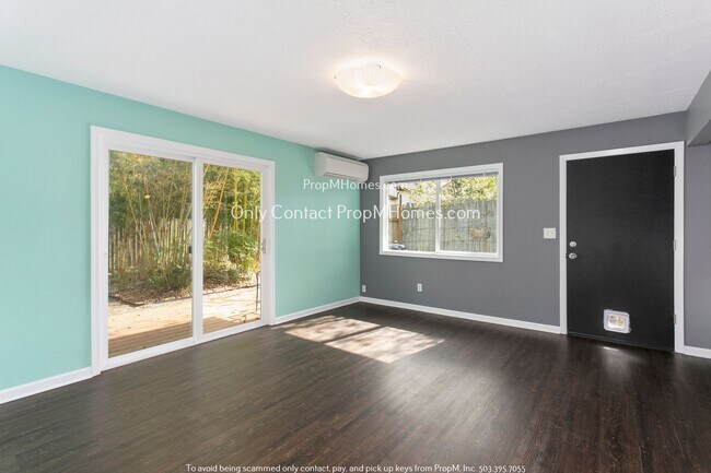 Building Photo - Lovely Two Bedroom Duplex In North Portland W/ Beautiful Backyard!