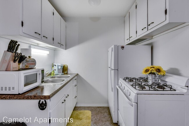 Foto del edificio - 1 br, 1 bath Apartment - 6423 Kennedy Avenue