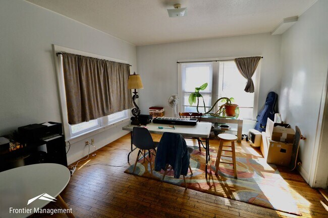 Building Photo - Spacious 5 Bedroom Home Located Near Campus