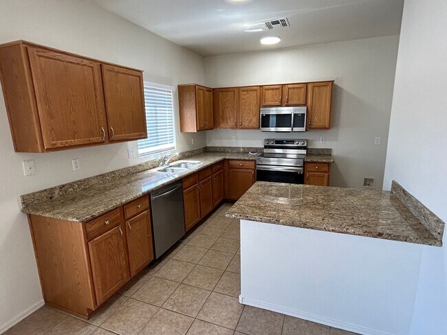 Building Photo - Fantastic 3 bedroom room with loft and 2.5...