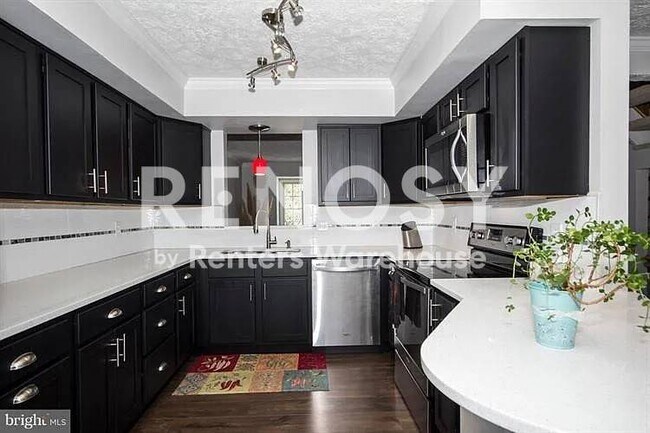 Building Photo - 7100 Springhouse Ln