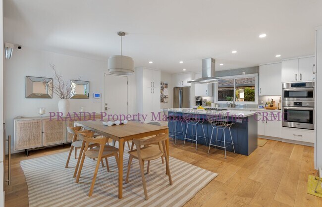 Foto del edificio - Modern Luxury Meets Timeless Charm in This...