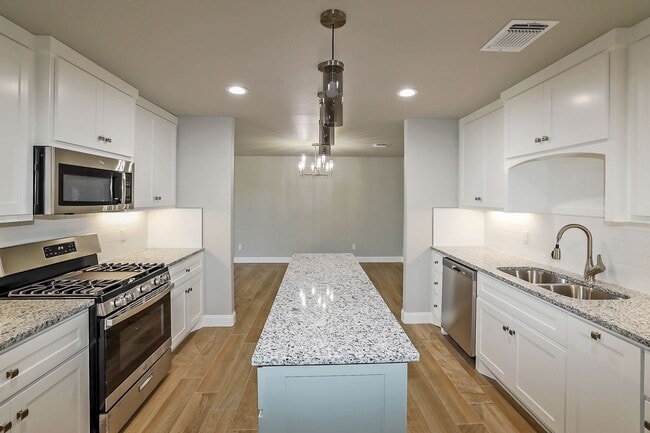 Building Photo - New Construction in City View!