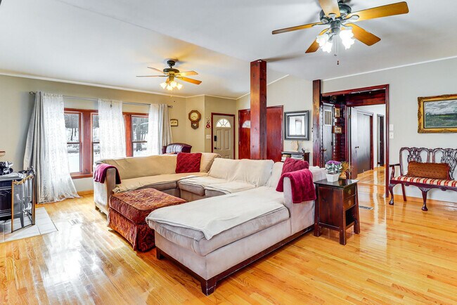 Foto del edificio - 353 Cherry Lane Rd