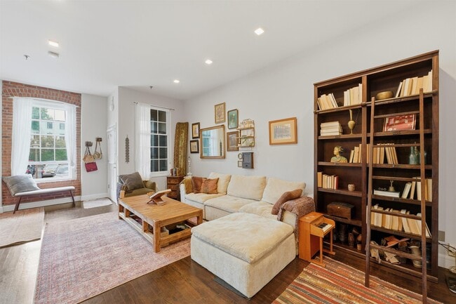 Building Photo - 347 Varick St