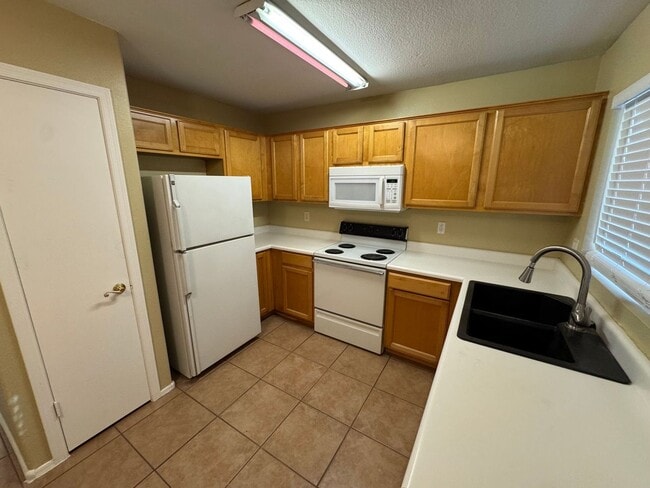 Foto del edificio - 9949 E Diamond Ave