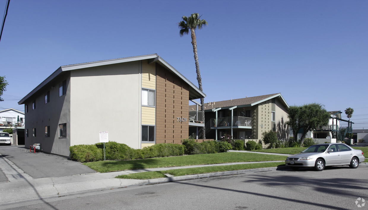 Primary Photo - La Palma Park Apartments