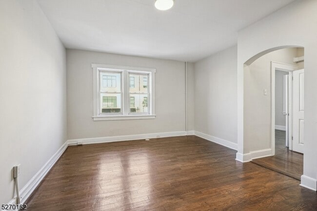 Building Photo - 166 Maplewood Ave